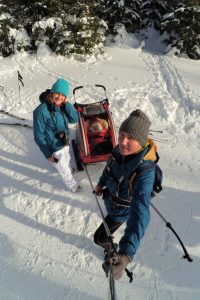 Zbieraj się, biegówki z niemowlakiem, dziecko w przyczepce Nordiccab