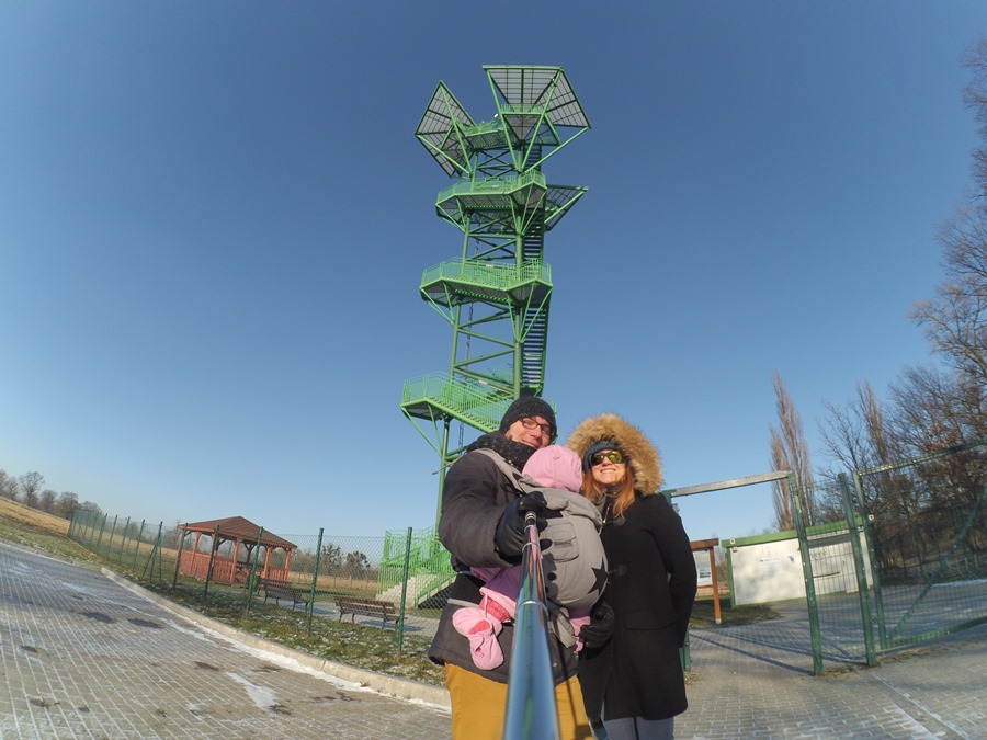 Wieża widokowa w Kotowicach z dzieckiem w nosidle