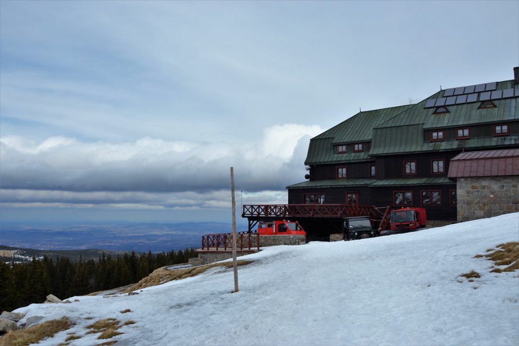 Strzecha od strony zejścia do Samotni